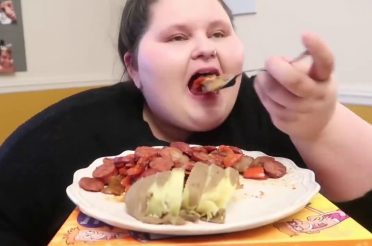 Amberlynn Reid talks diet and nutrition while doing mukbangs