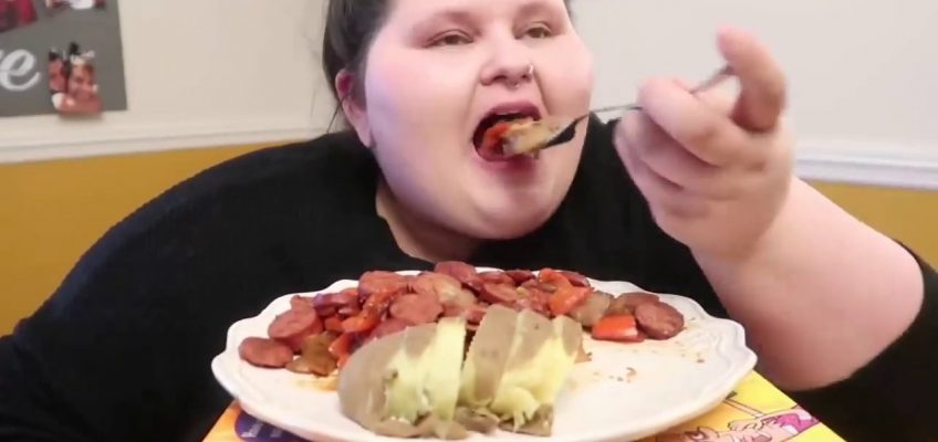 Amberlynn Reid talks diet and nutrition while doing mukbangs